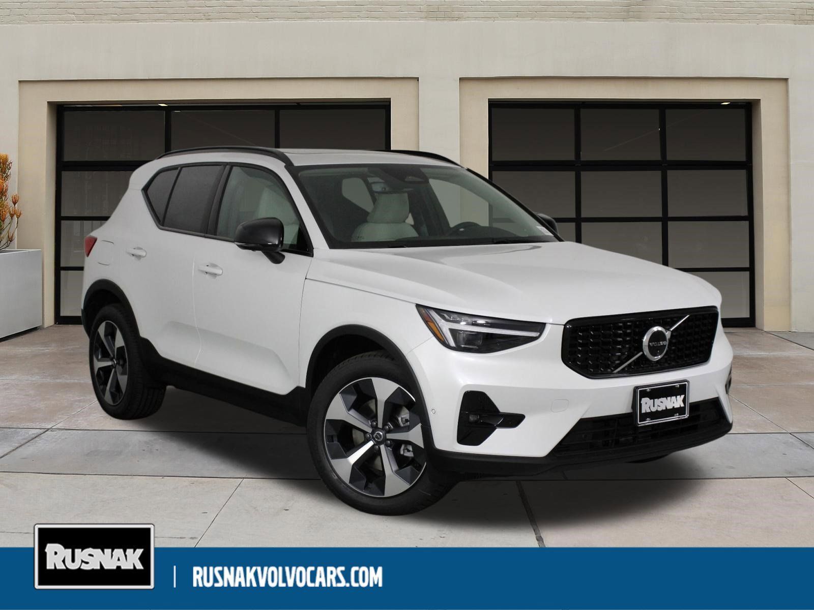 2026 VOLVO XC40