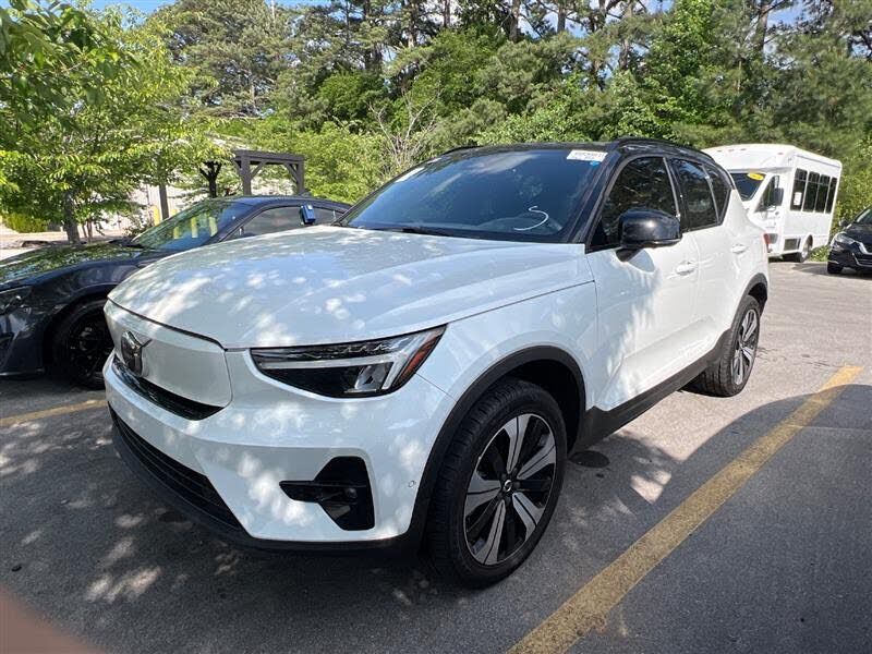 2023 VOLVO XC40