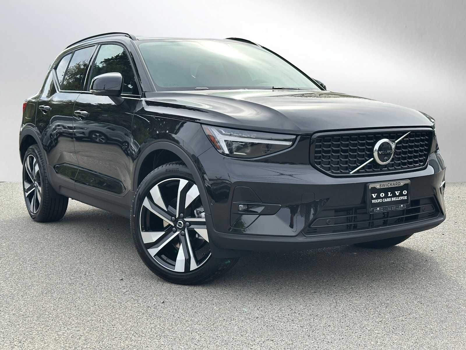 2026 VOLVO XC40