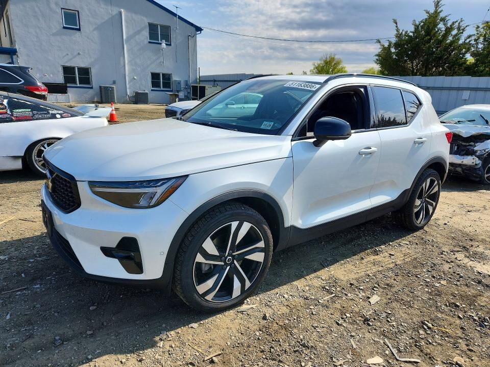 2024 VOLVO XC40