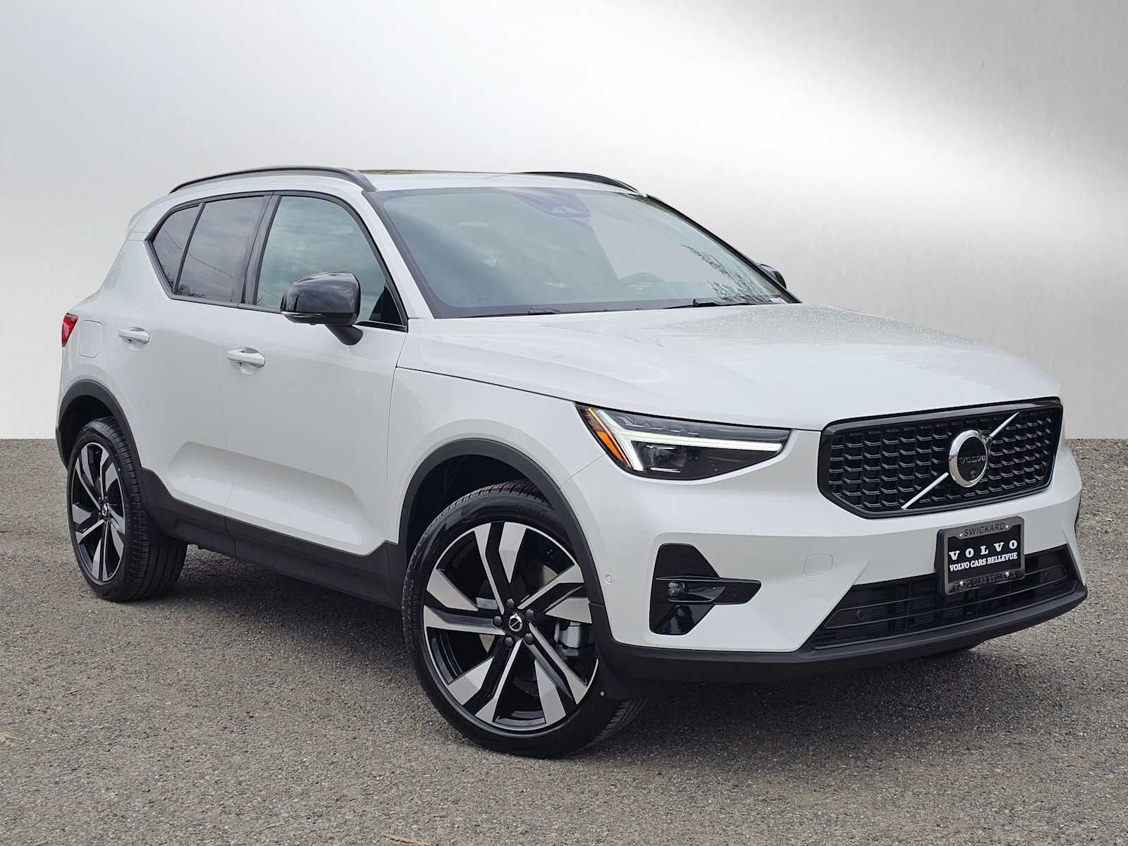 2026 VOLVO XC40