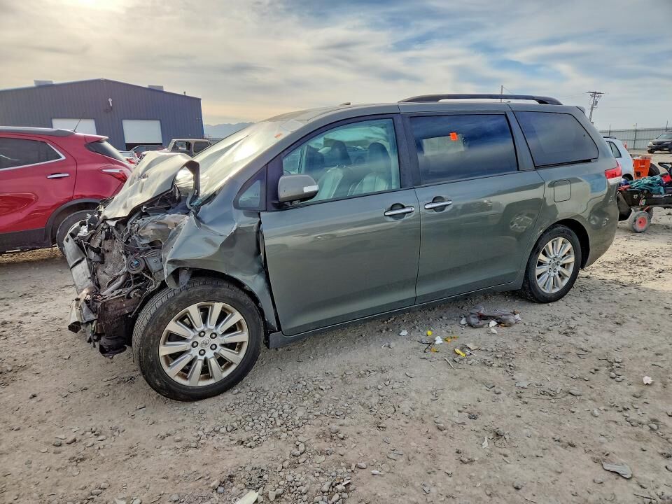 2013 TOYOTA Sienna