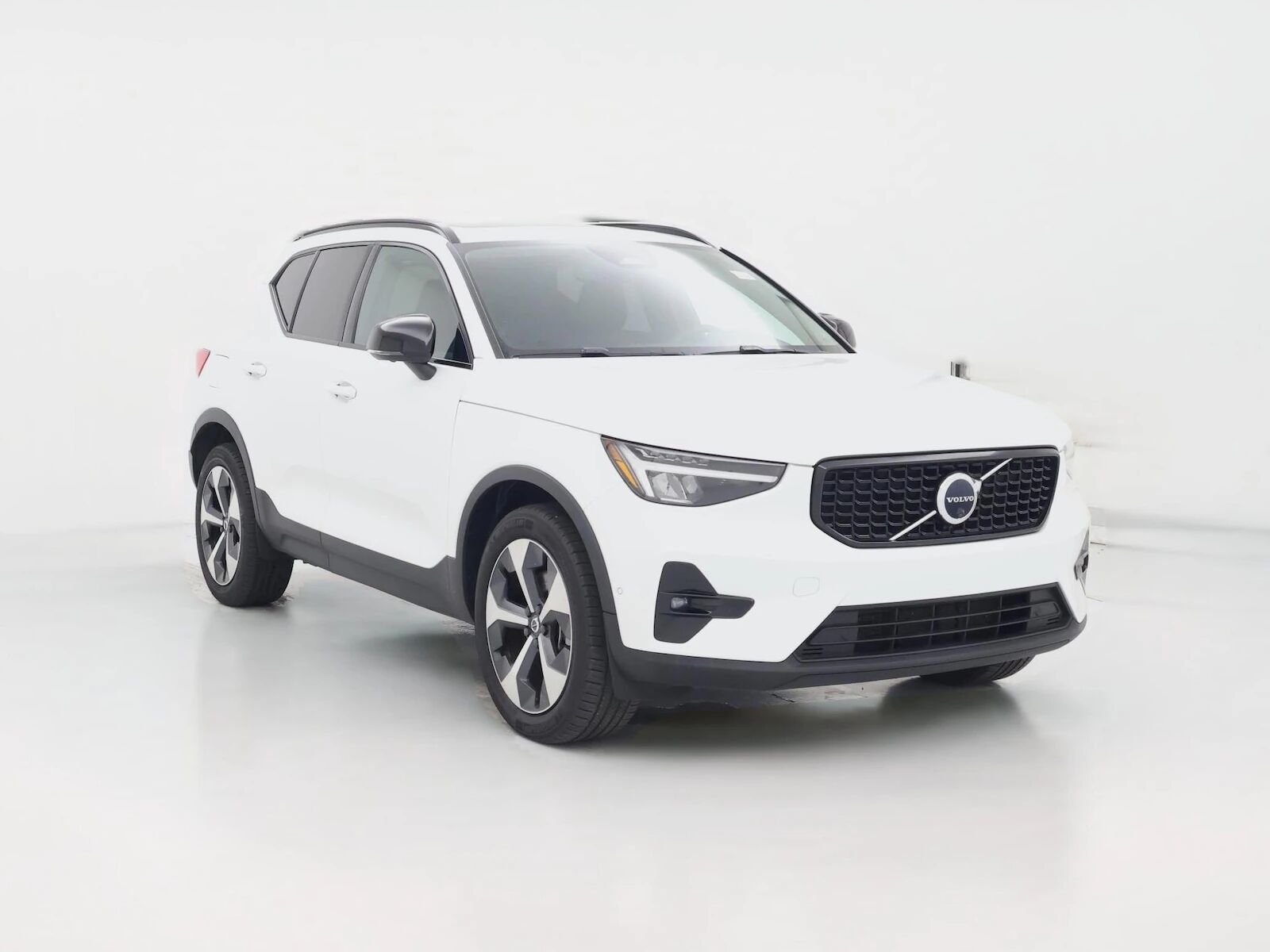 2023 VOLVO XC40