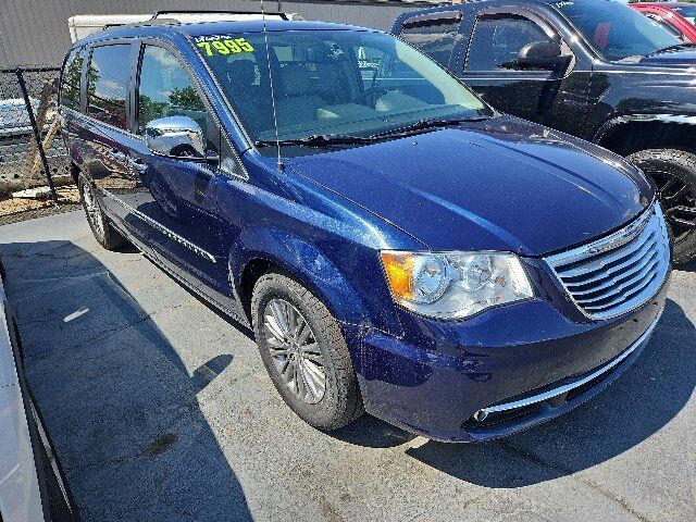 2013 CHRYSLER Town and Country