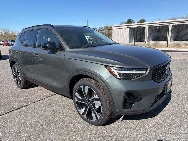 2026 VOLVO XC40