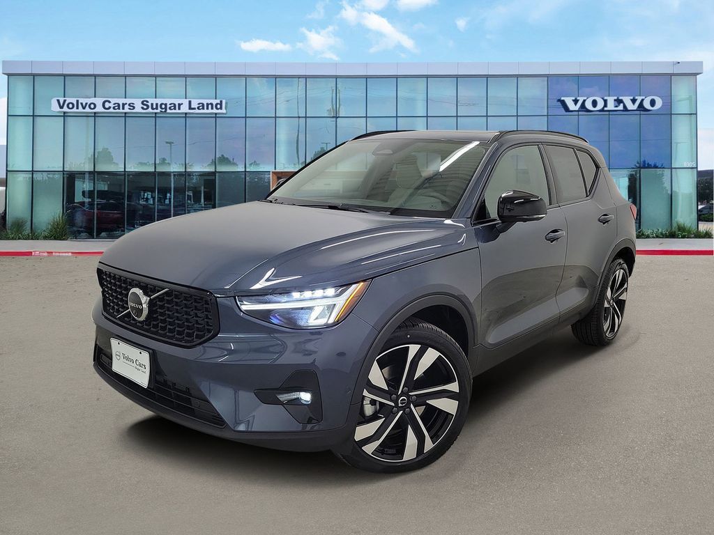 2026 VOLVO XC40