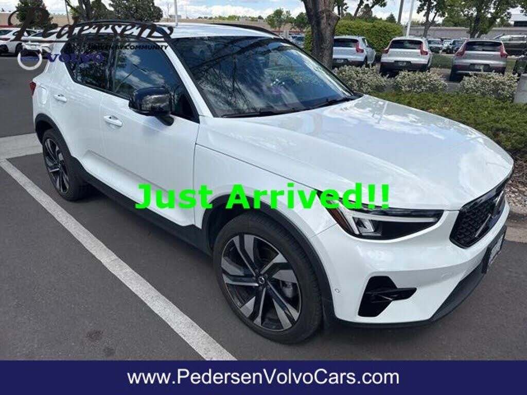 2023 VOLVO XC40