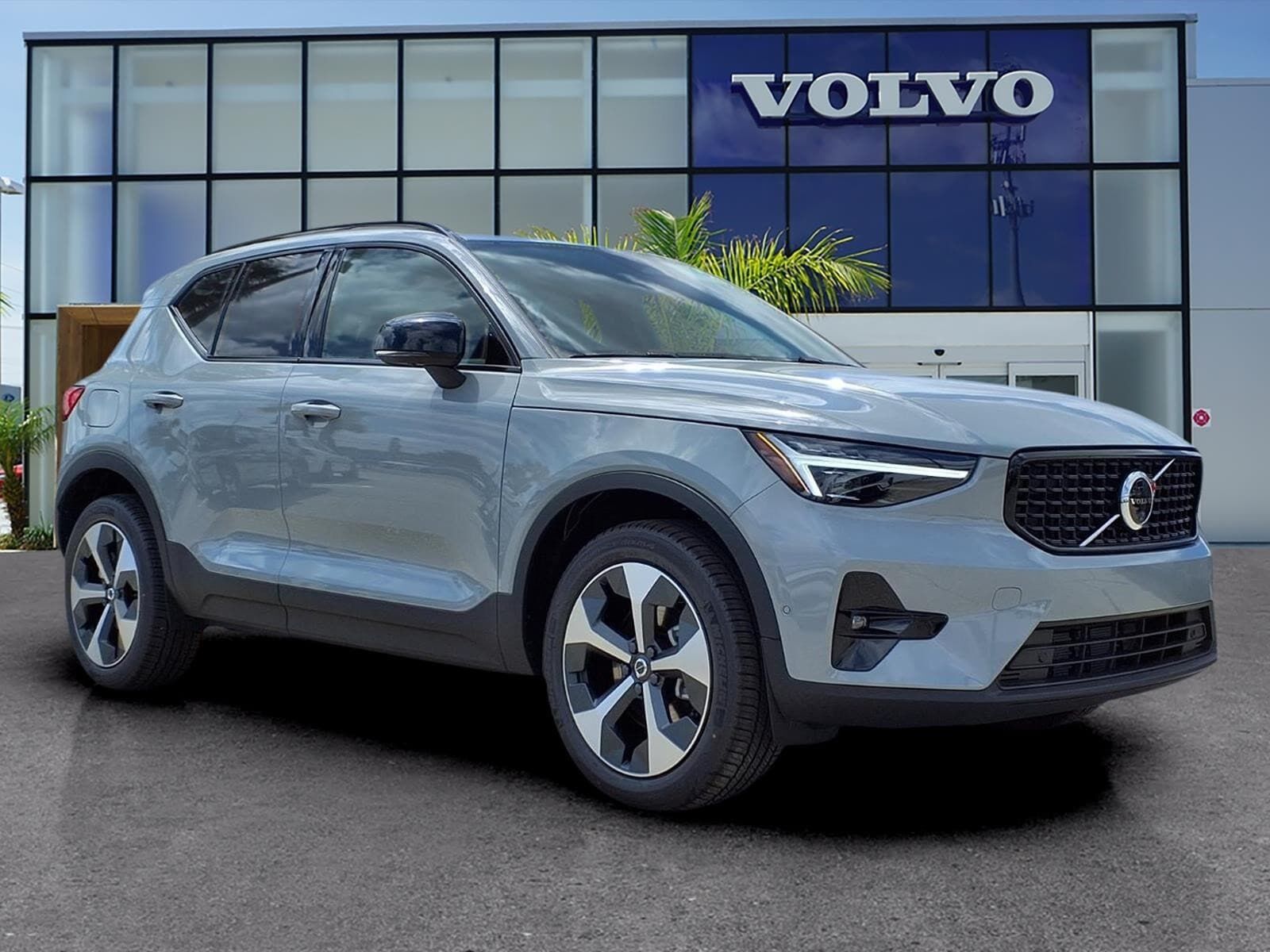 2026 VOLVO XC40