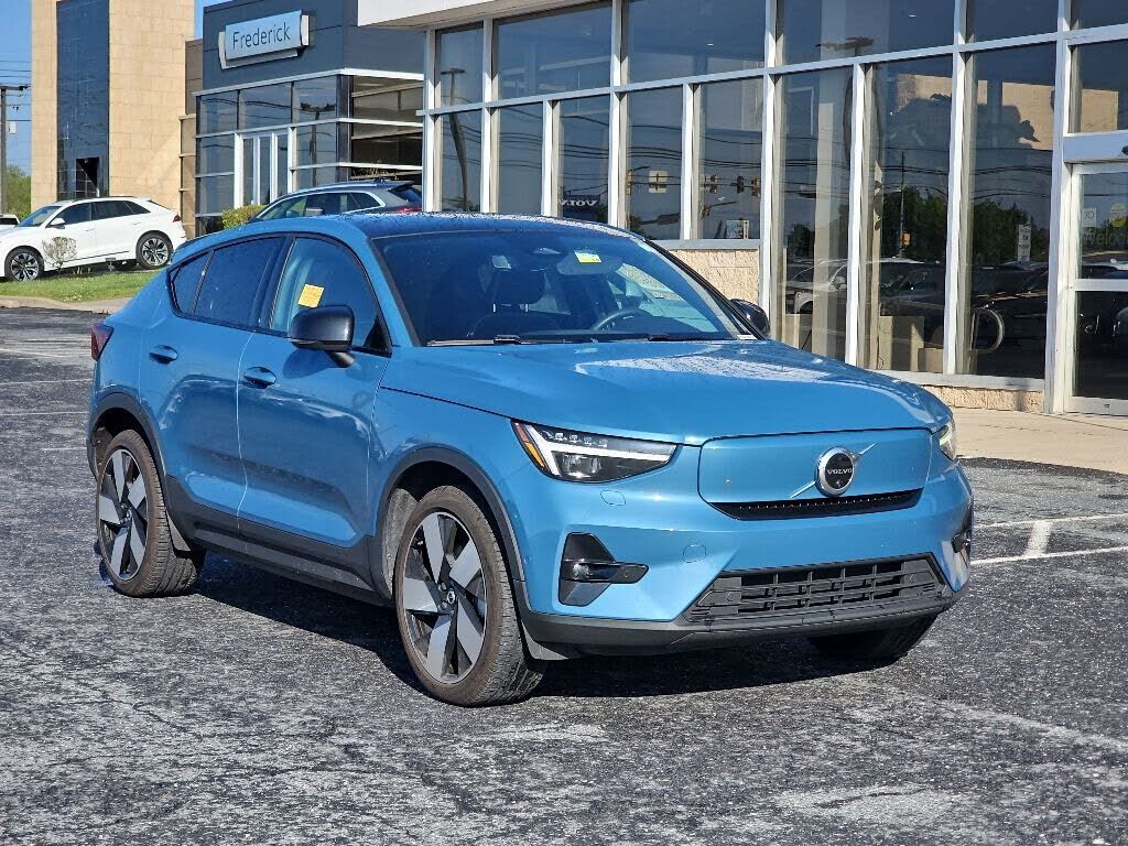 2023 VOLVO C40