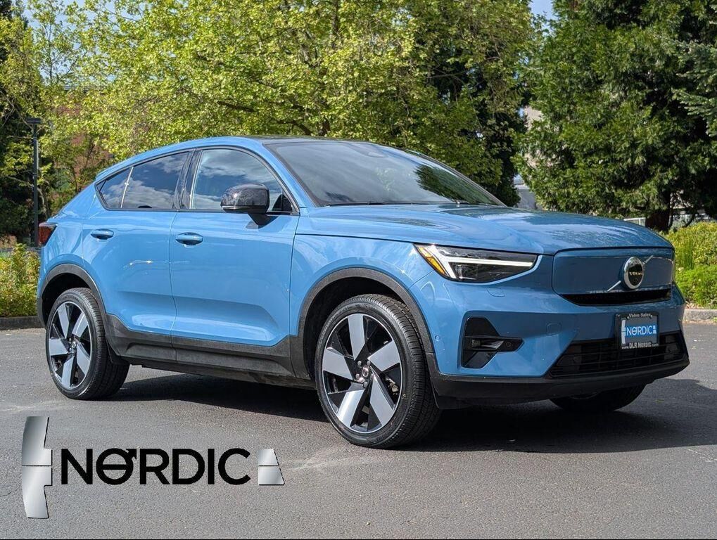 2023 VOLVO C40