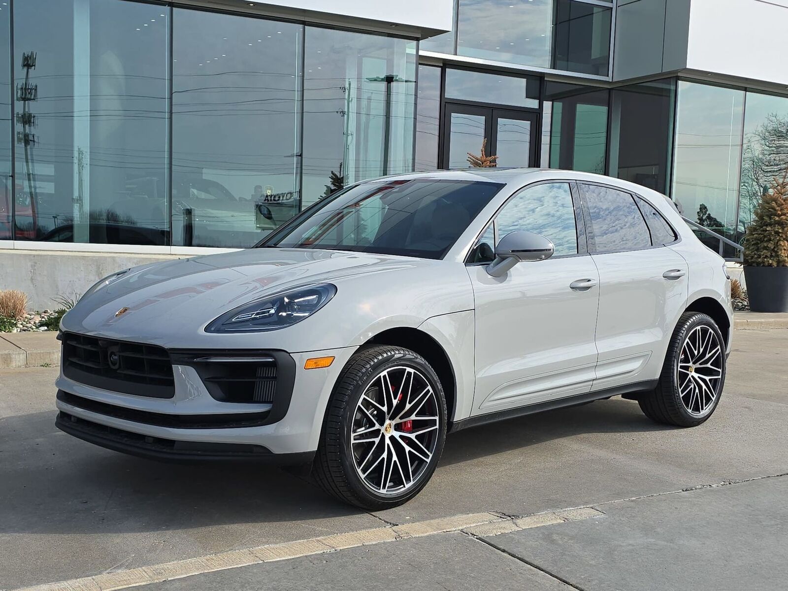 2026 PORSCHE Macan