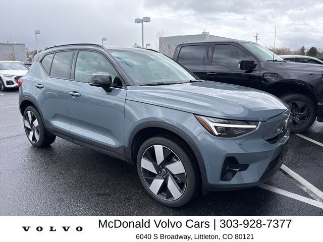 2023 VOLVO XC40