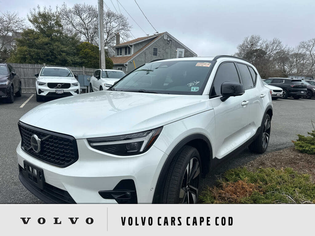 2025 VOLVO XC40