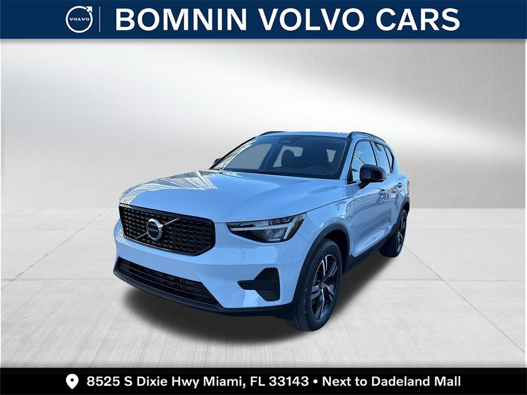 2026 VOLVO XC40