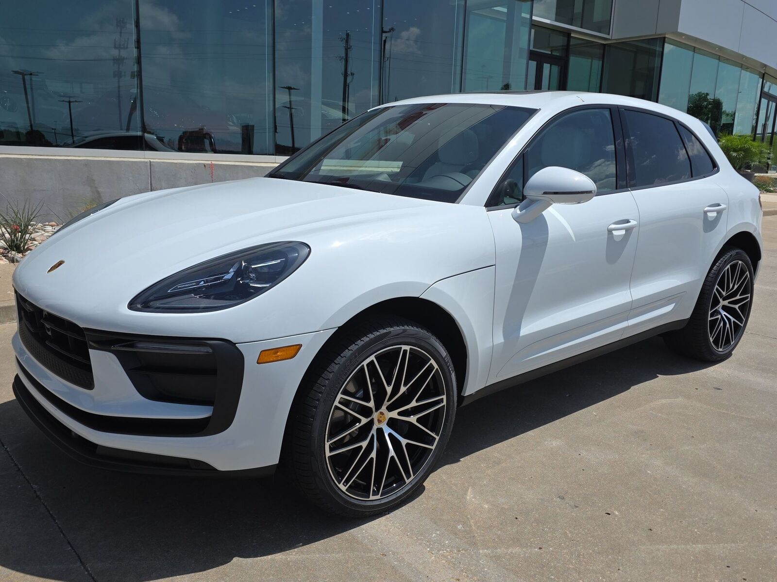 2026 PORSCHE Macan