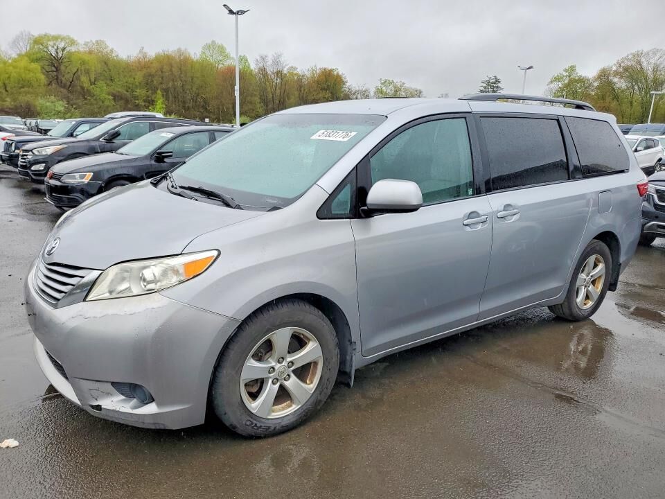 2017 TOYOTA Sienna