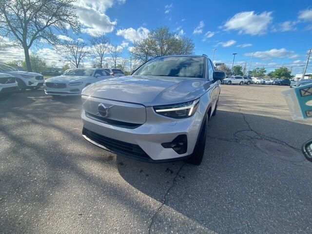2023 VOLVO XC40