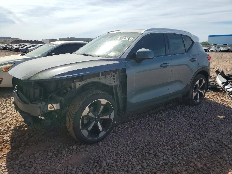 2020 VOLVO XC40