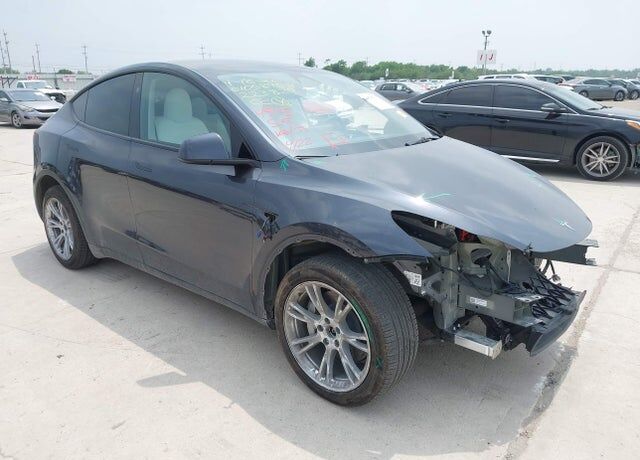 2024 TESLA Model Y