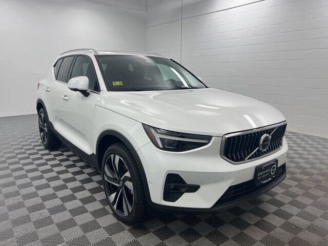 2024 VOLVO XC40