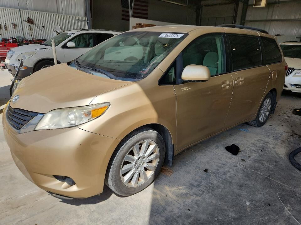 2011 TOYOTA Sienna