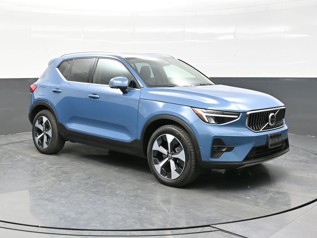 2025 VOLVO XC40