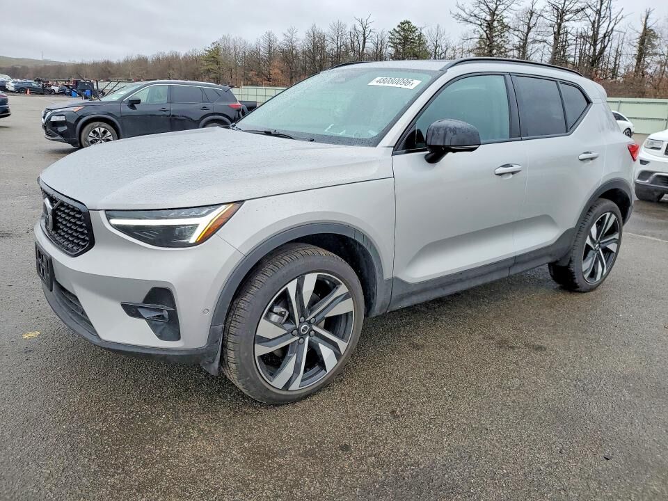 2025 VOLVO XC40