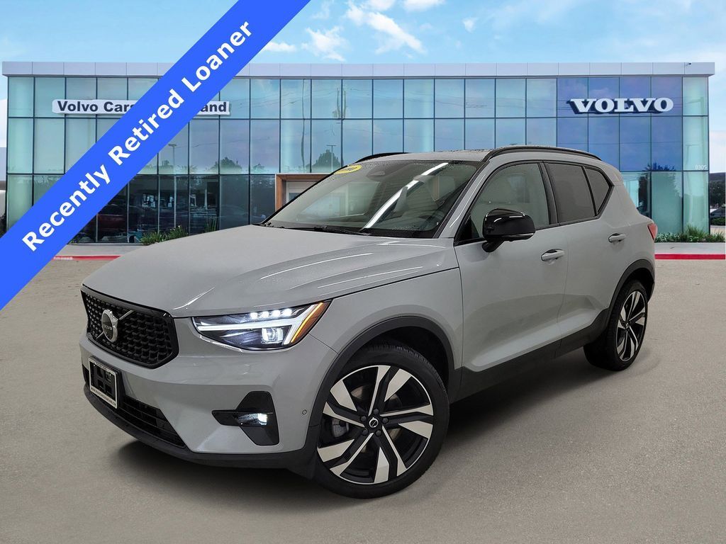 2026 VOLVO XC40