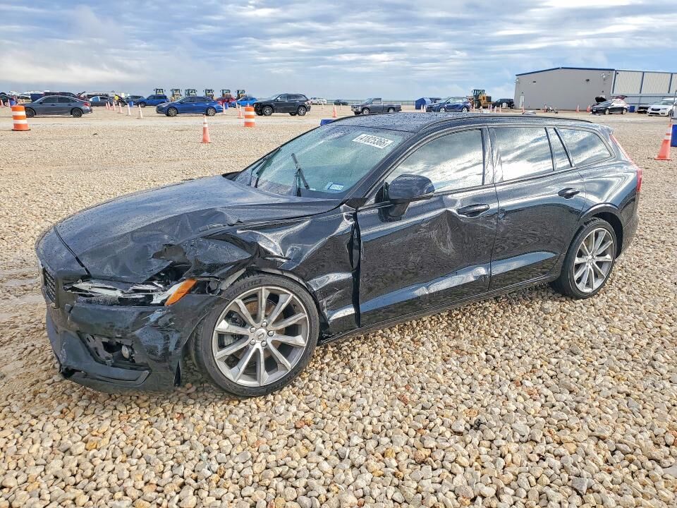 2021 VOLVO V60