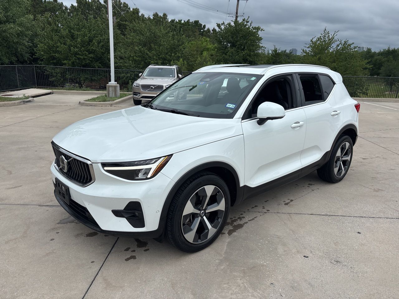 2023 VOLVO XC40