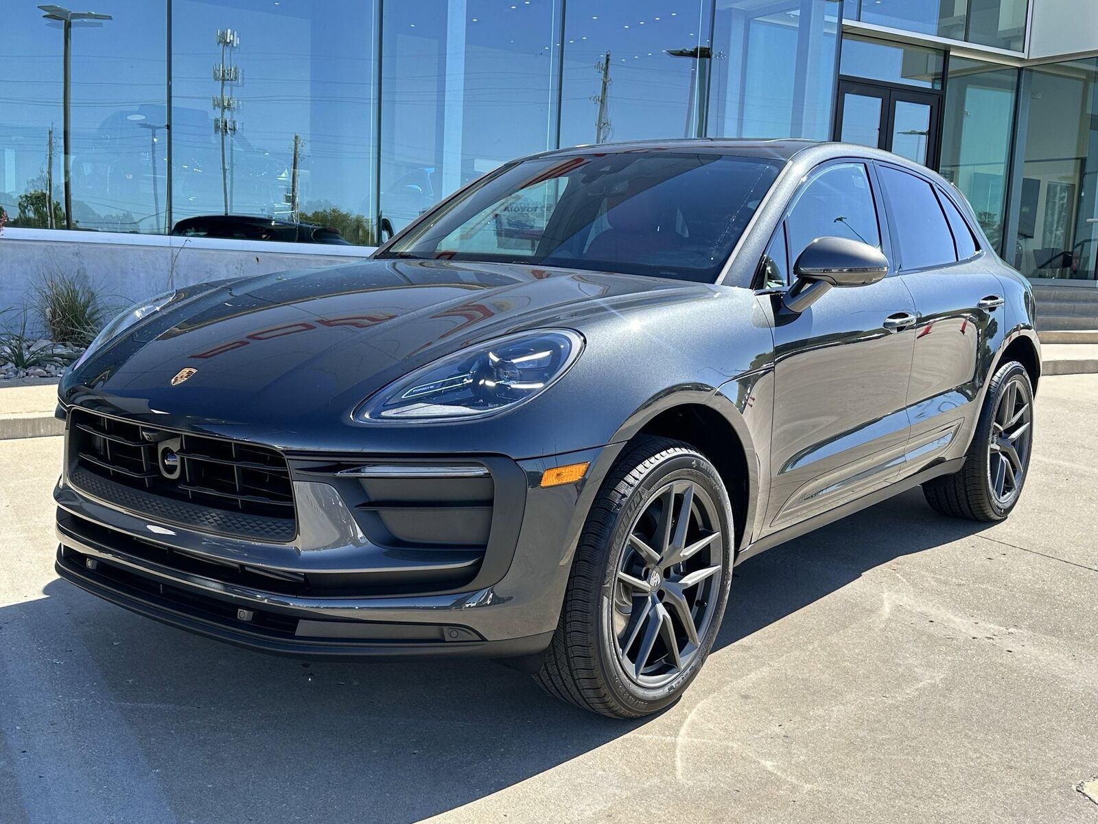 2026 PORSCHE Macan
