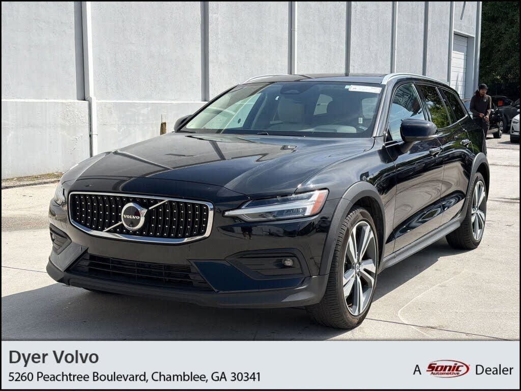 2025 VOLVO V60CC