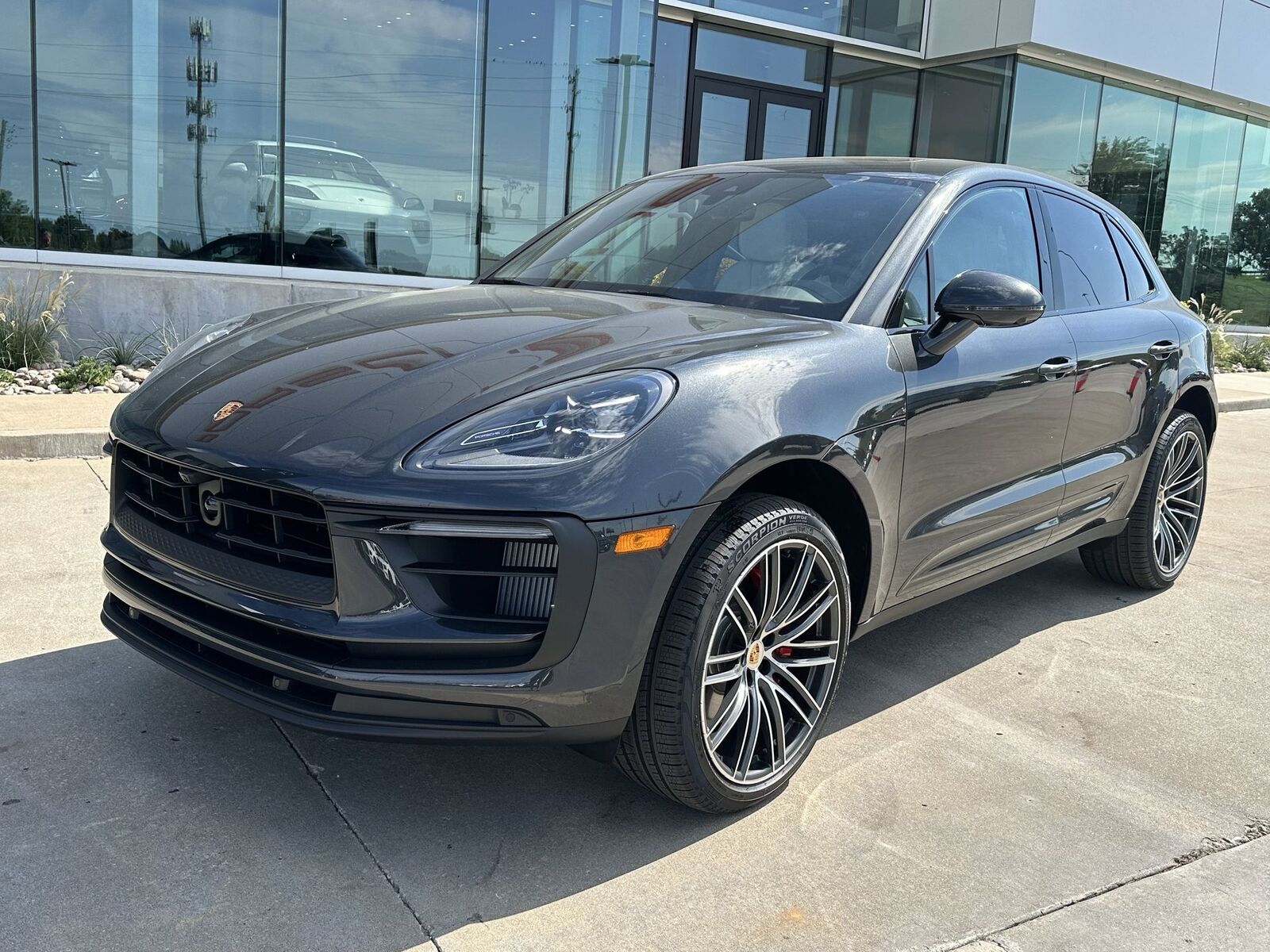 2026 PORSCHE Macan