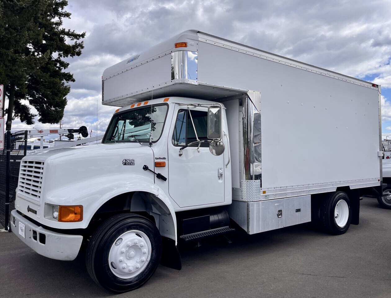 2001 INTERNATIONAL 4700 Low Profile