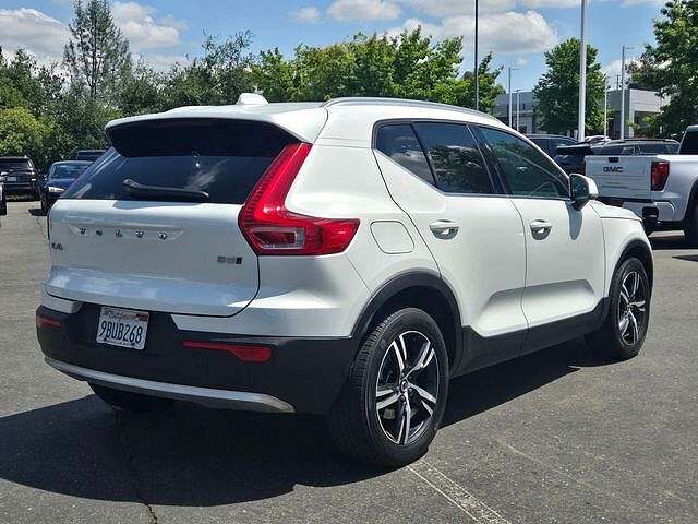 2023 VOLVO XC40