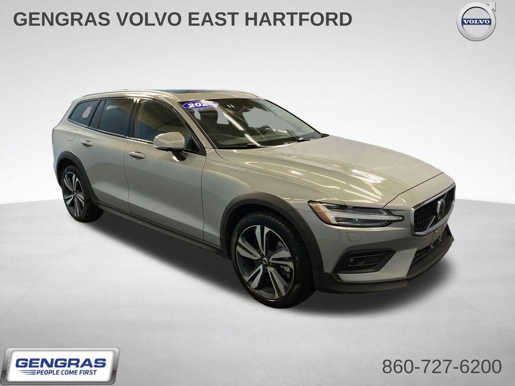 2025 VOLVO V60CC