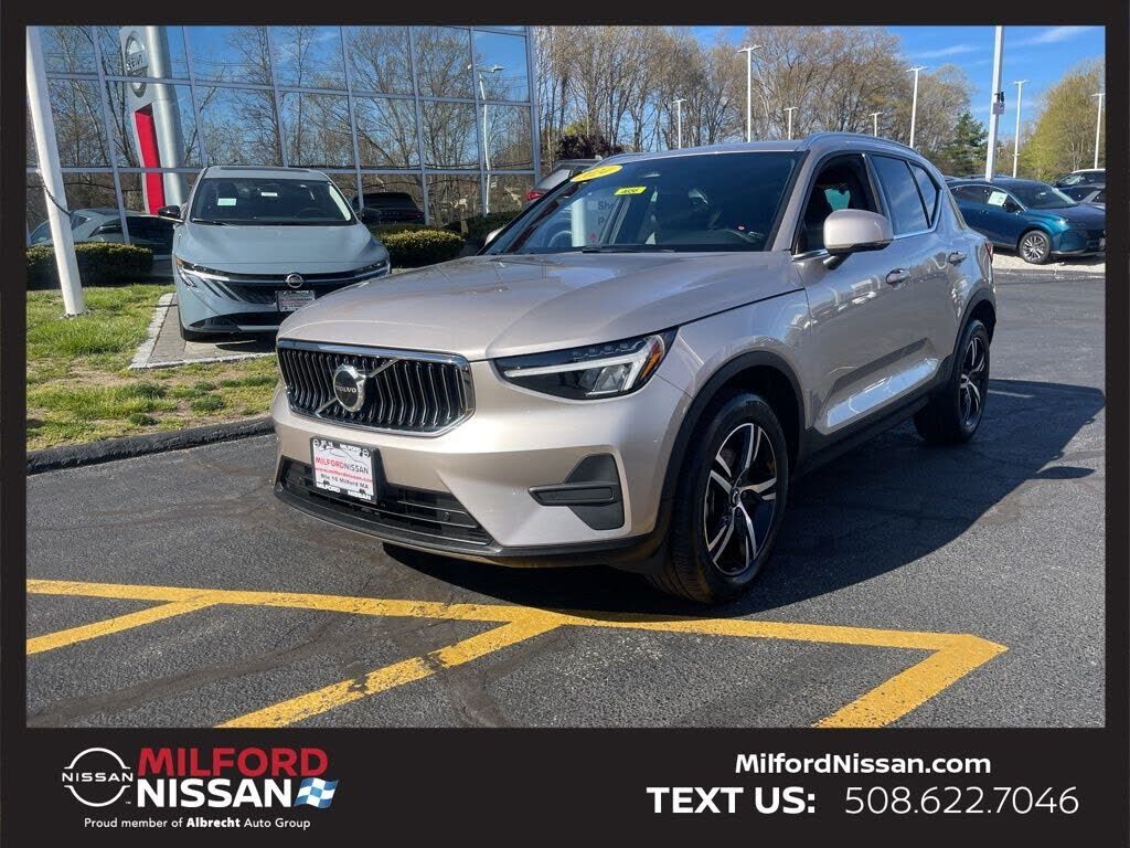 2024 VOLVO XC40