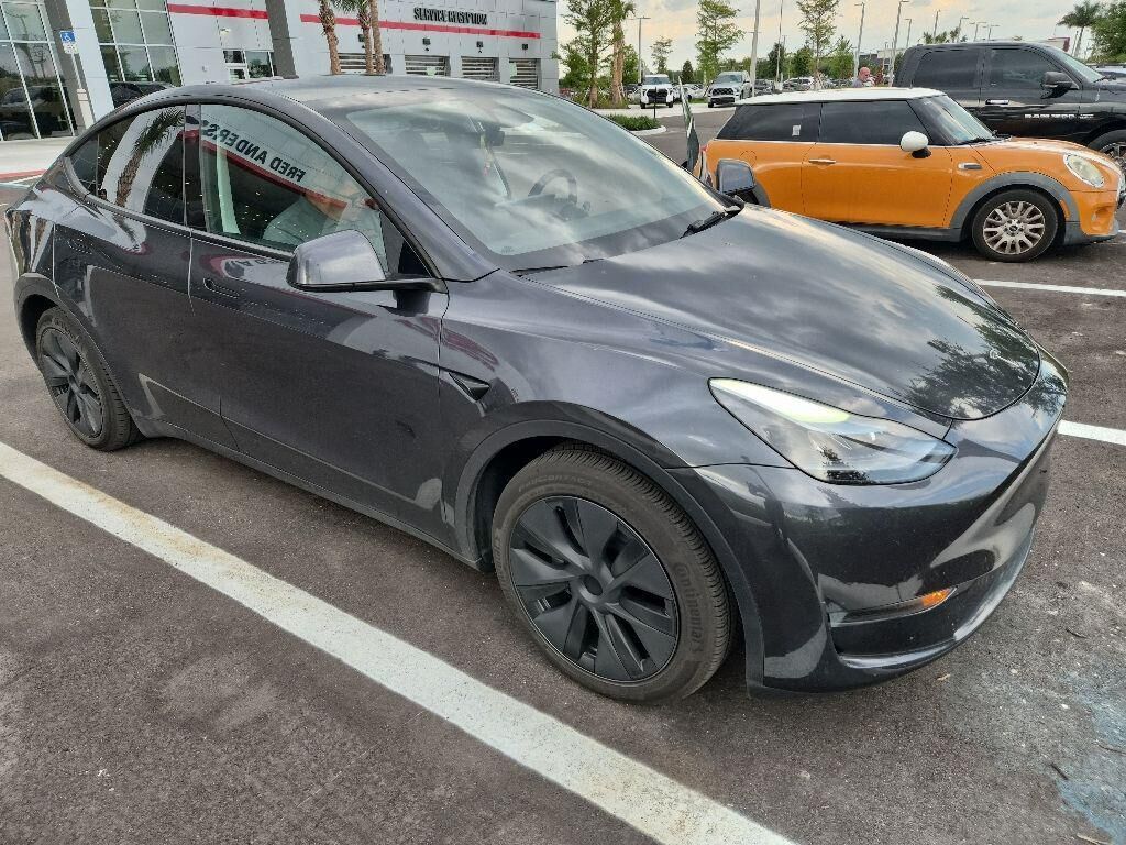 2025 TESLA Model Y
