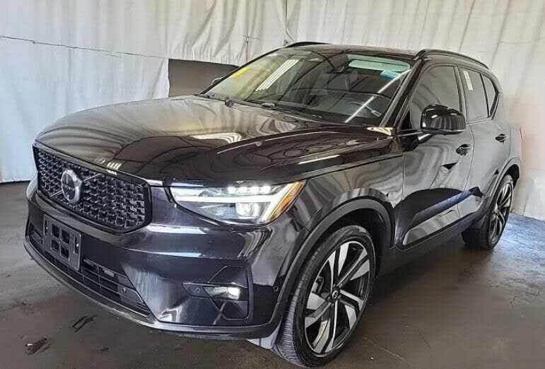2024 VOLVO XC40