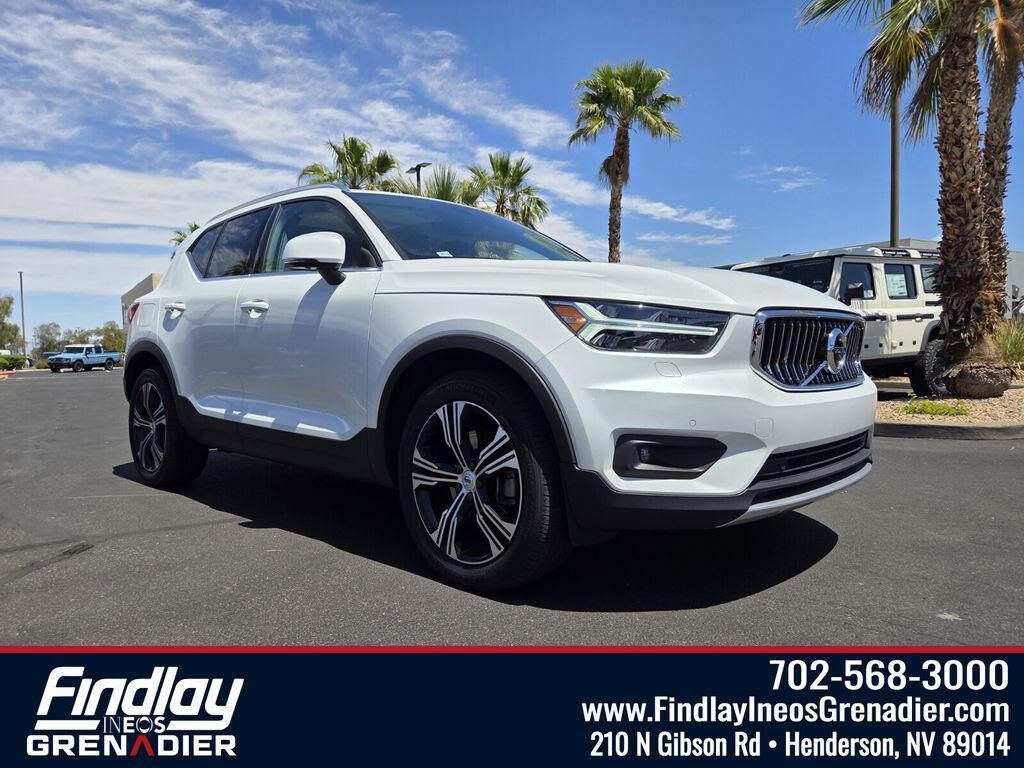 2022 VOLVO XC40