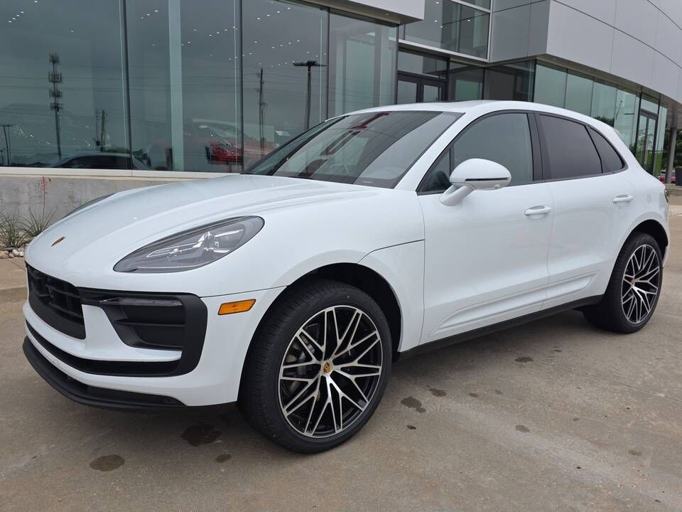 2026 PORSCHE Macan