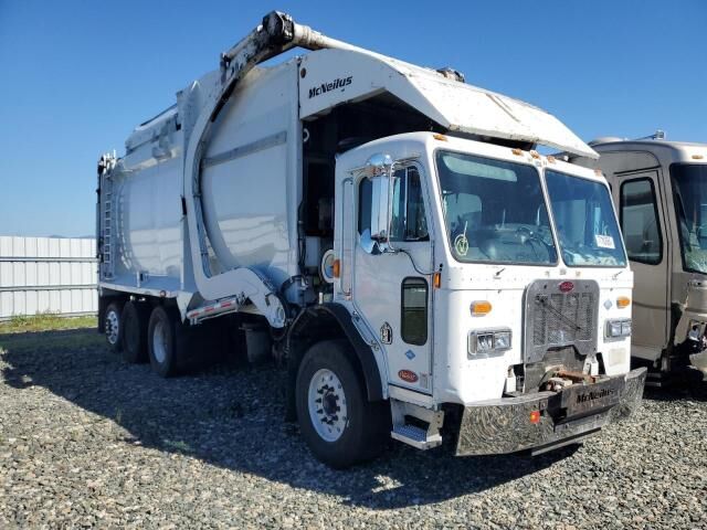 2013 PETERBILT 320
