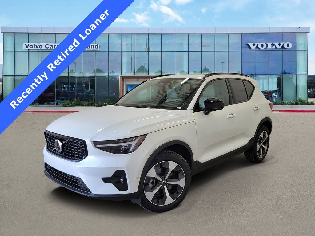 2026 VOLVO XC40