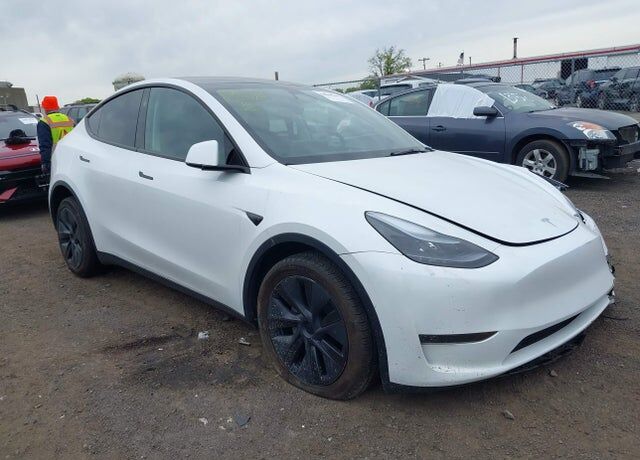 2025 TESLA Model Y