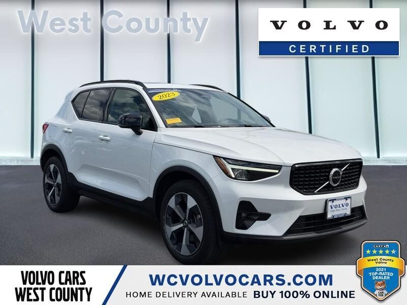 2023 VOLVO XC40