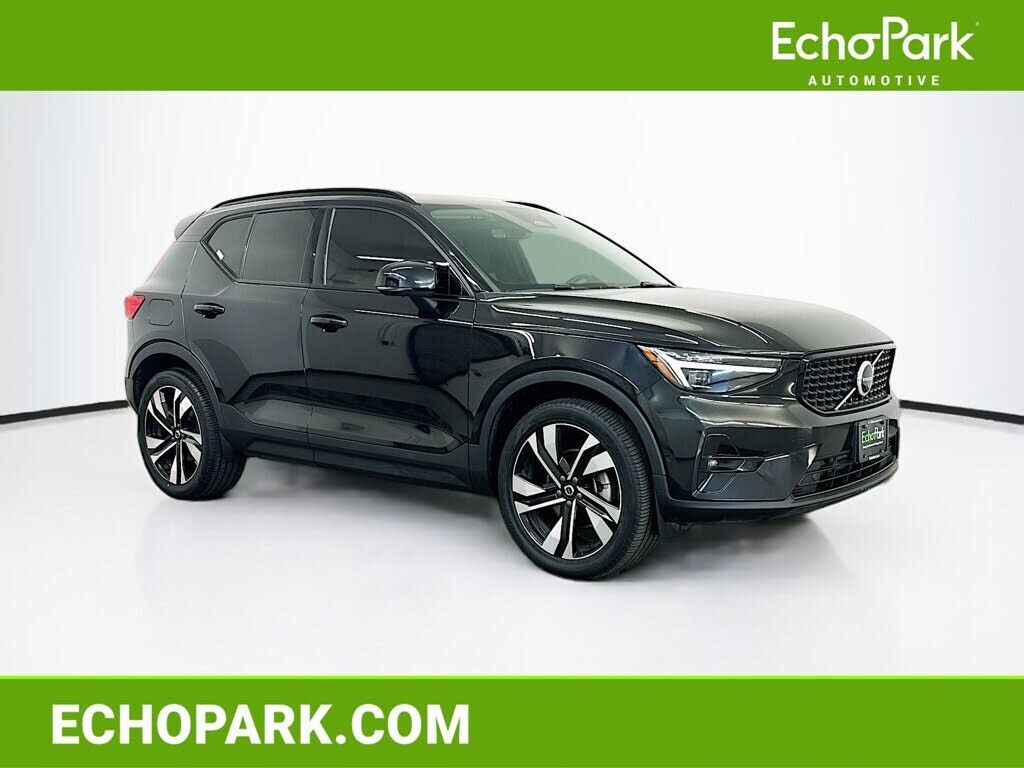 2023 VOLVO XC40