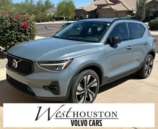 2023 VOLVO XC40