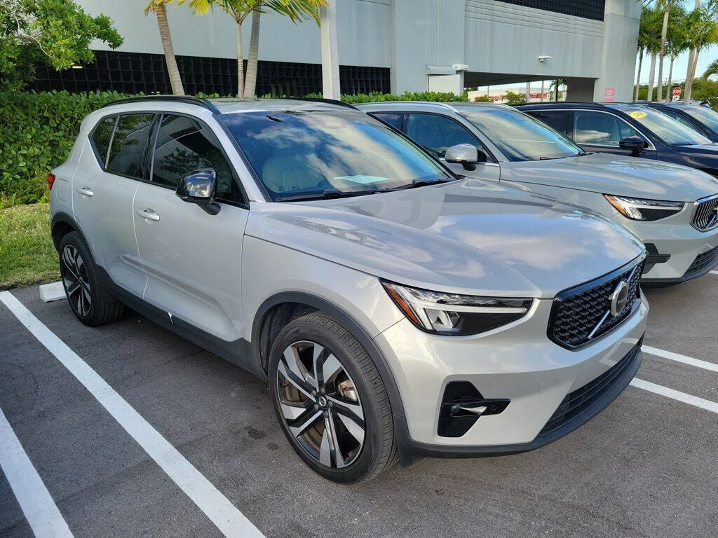 2023 VOLVO XC40