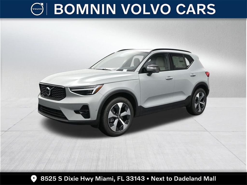 2026 VOLVO XC40