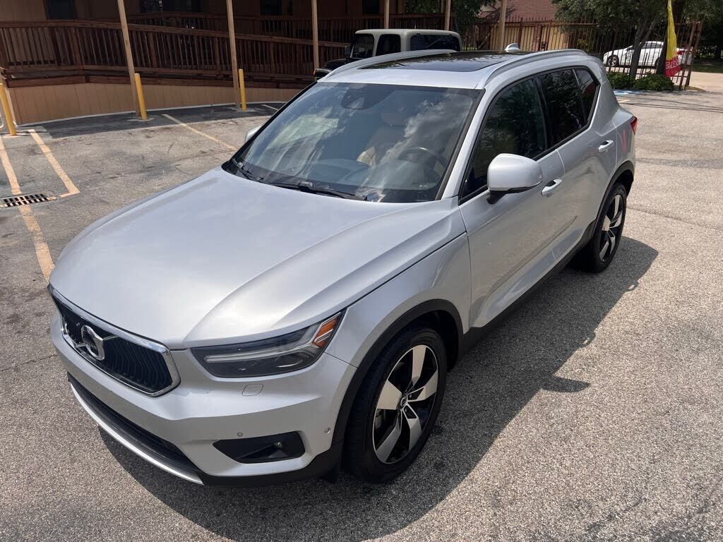 2019 VOLVO XC40